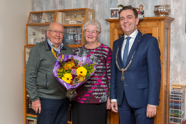 Burgemeester Bezuijen feliciteert 65 jarig bruidspaar Hoeve 4