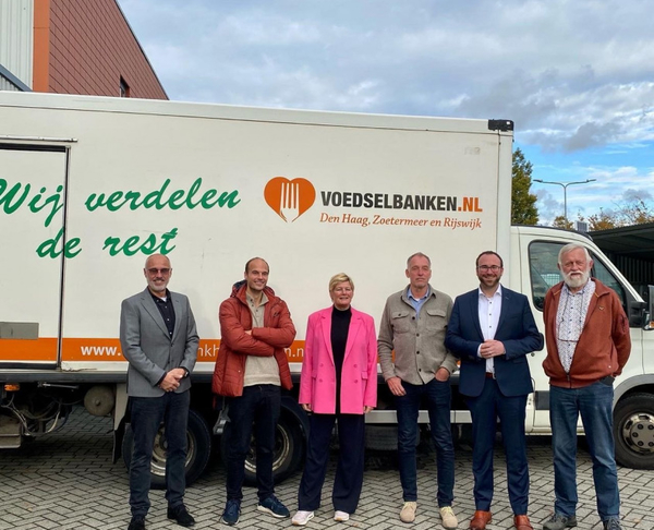 wethouders bij de voedselbank