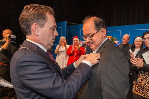 Burgemeester Bezuijen reilkt koninklijke onderscheiding uit aan de heer Rob Eichholtz 003