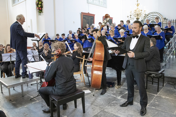 Jubileum Zoetermeers Dameskoor met solist Martijn Sanders dirigent Hans de Wit en Haags Kamerorkest