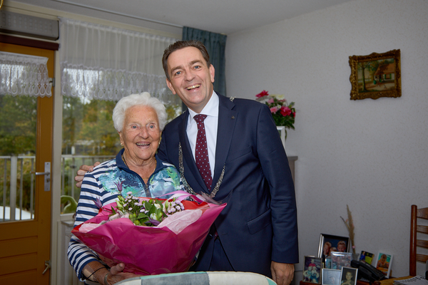 Mw. de Wit krijgt bezoek van burgemeester Bezuijen bij haar 100 ste verjaardag