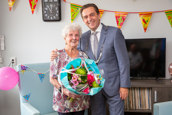 Burgemeester Bezuijen felciiteert 100 jarige mevrouw van der Hoeven Foto Patricia Munster 2