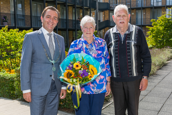 Burgemeester Bezuijen felciiteert 65 jarig bruidspaar De Jong Foto Patricia Munster 3