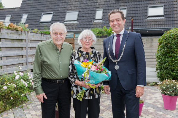 Burgemeester Bezuijen felciiteert 70 jarig bruidspaar Van Veen Foto Patricia Munster 1