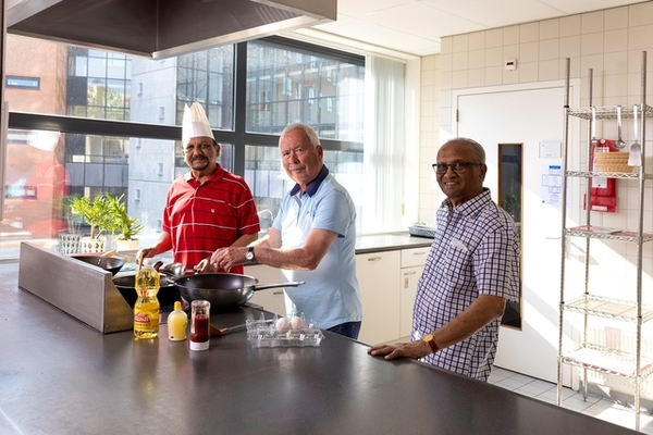 Kookgroep voor mannen bij inZet fotograaf Vivianne Sanderse Photography De Regelmeisjes