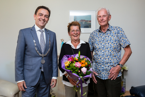 Burgemeester Bezuijen feliciteert 60 jarig bruidspaar Kettenis 4