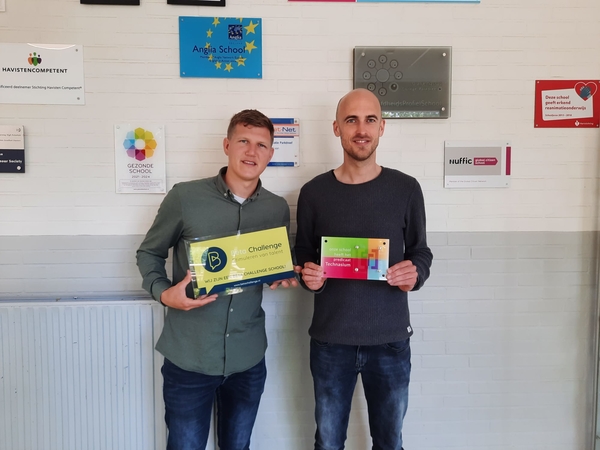 Davy Looije en Silas Weinert met de felbegeerde plaquettes Bèta Challenge en Technasium