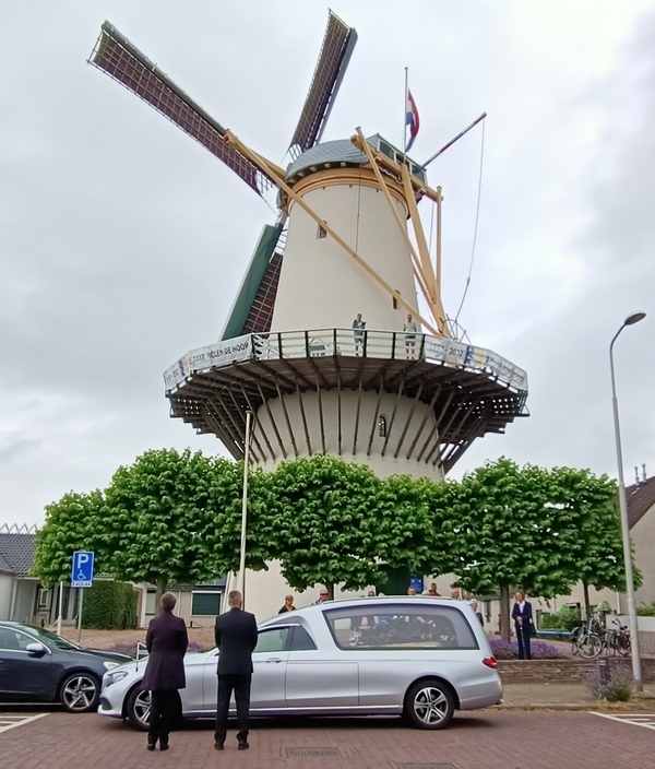 Dick vd Stap voor de molen