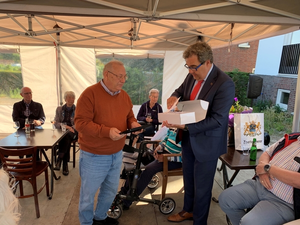 Uitreiking chapeua beeld Molen de Hoop