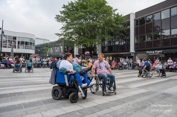 foto oa joel bij demo rolstoeldansen