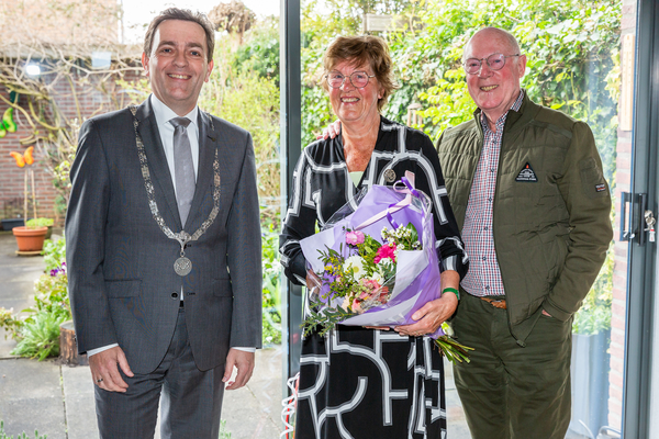 Burgemeester Bezuijen feliciteert 60 jarig bruidspaar Maes 4