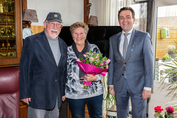Burgemeester Bezuijen feliciteert 60 jarig bruidspaar Van Straaten 3