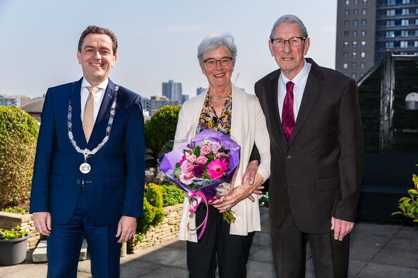 Burgemeester Bezuijen feliciteert 60 jairg bruidspaar Houniet 2