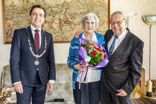 Burgemeester Bezuijen feliciteert 65 jarig bruidspaar Baptiste 1