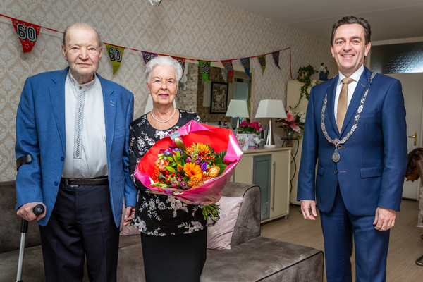 Burgemeester Bezuijen feliciteert 60 jarig bruidspaar Wubben