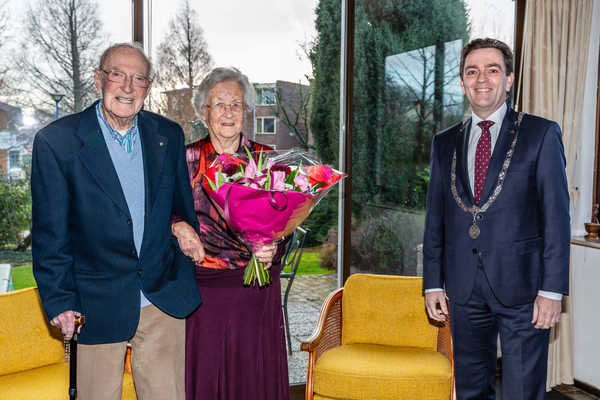 Burgemeester Bezuijen feliciteert 70 jarig bruidspaar Meerburg