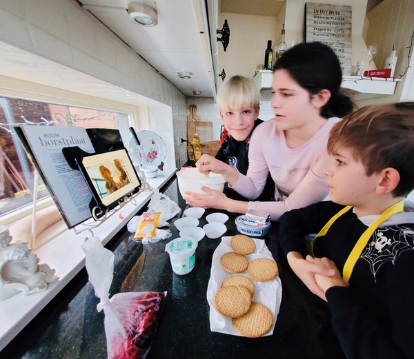 Kinderen bakken eigen taart