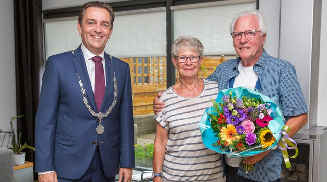 Burgemeester Bezuijen feliciteert 60 jarig bruidspaar Van der Laaken foto Patricia Munster 