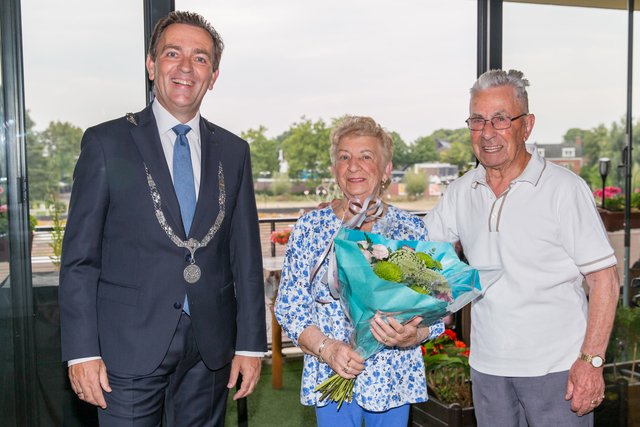 Burgemeester Bezuijen feliciteert 65 jarig bruidspaar Eckhardt foto Patricia Munster 2