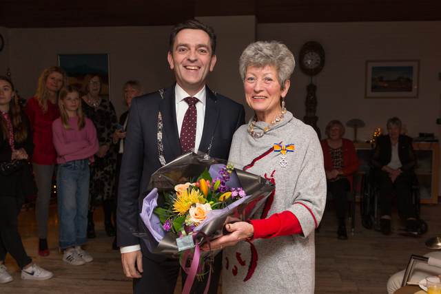 Burgemeester Bezuijen reikt Koninklijke Onderscheiding uit aan Marja Mesters Mesters 17