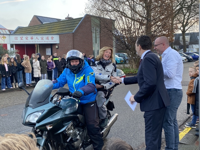 Juf Marja van Prinses Margrietschool achterop een motor