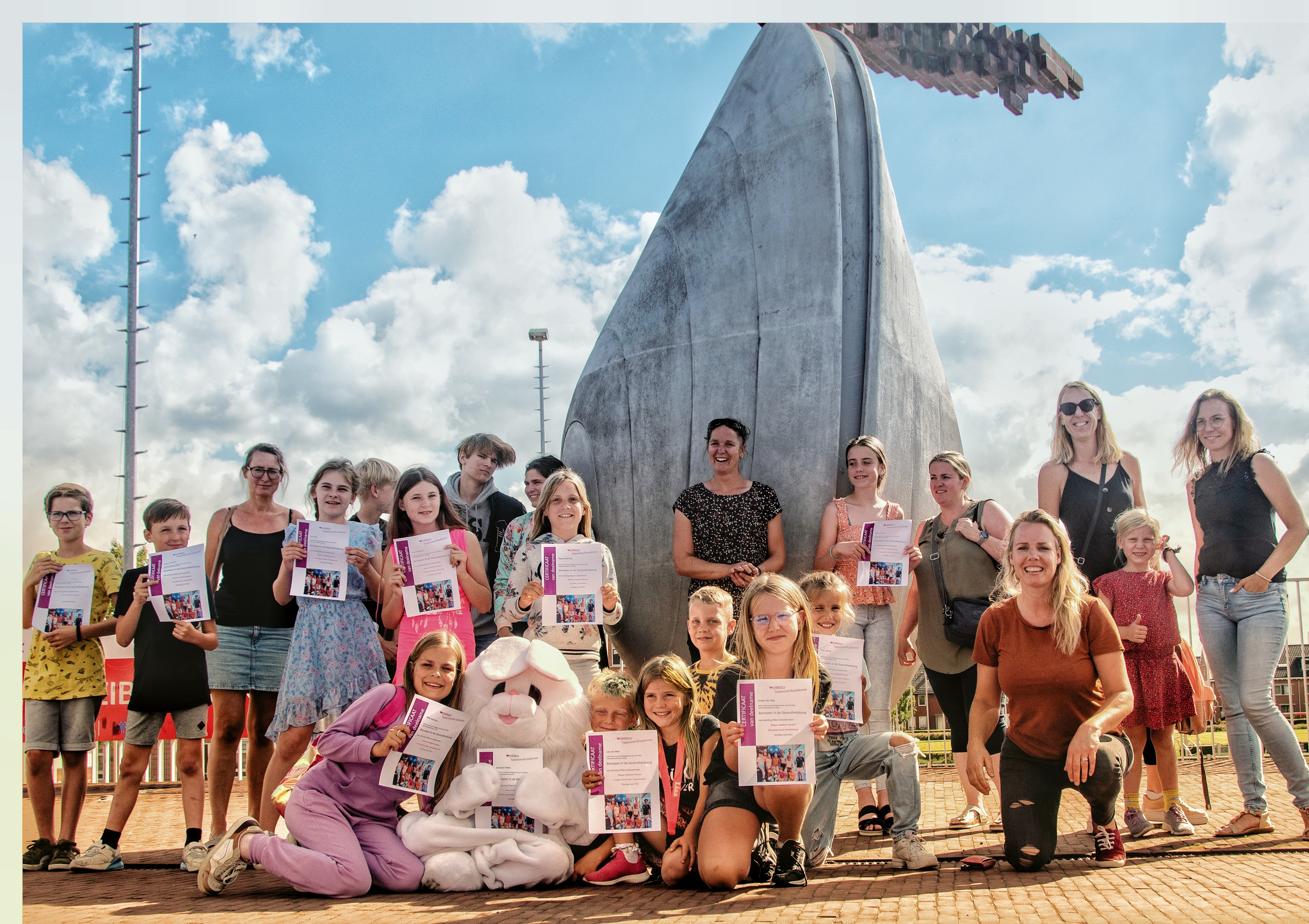 Kinderen van de Piëzo TalentenAcademie in Oosterheem ontvangen hun certificaat als afronding van de serie beroepen in de gezondheidszorg fotograaf Stichting Piëzo