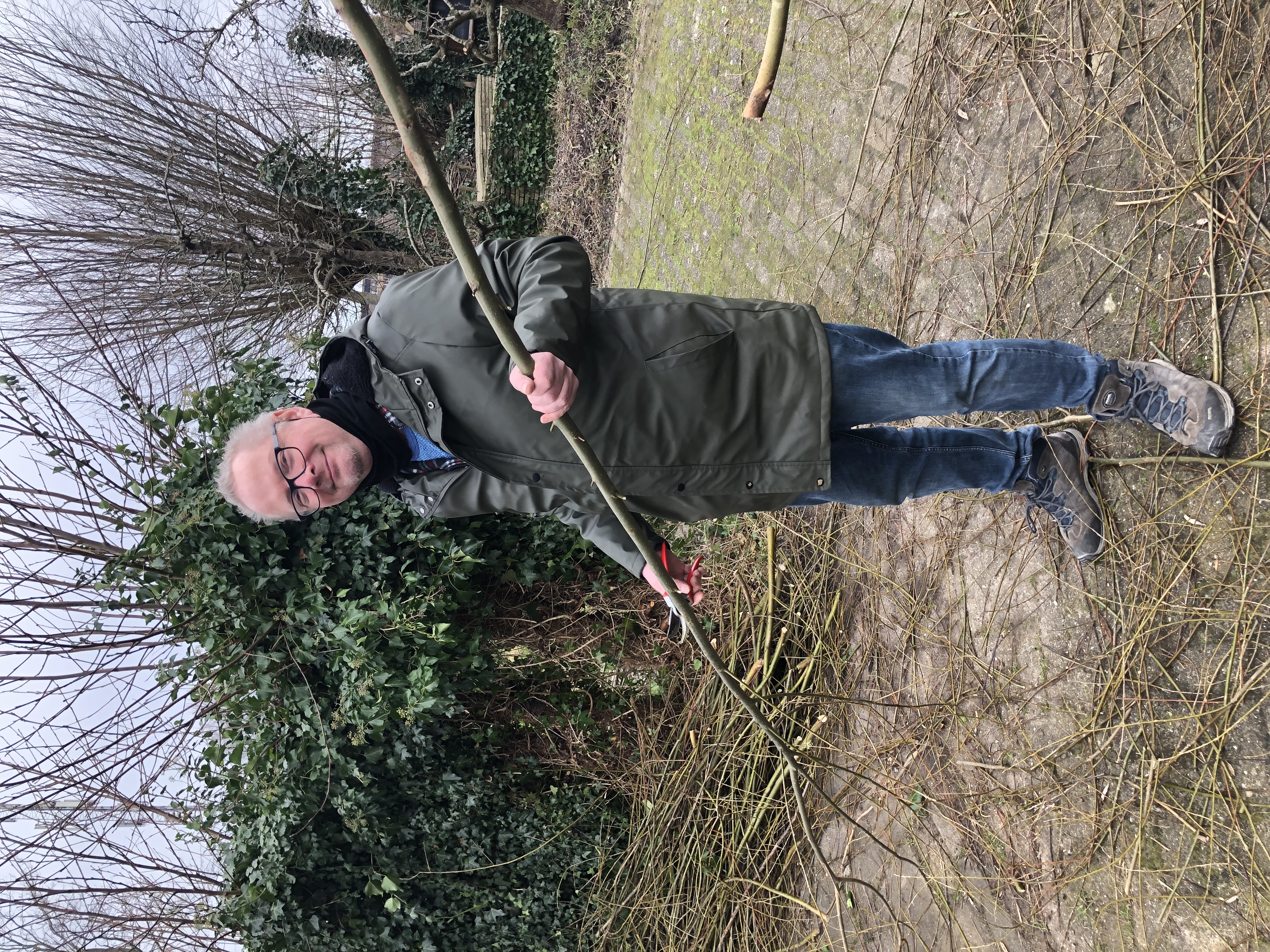 Wilgen knotten in de wijktuin fotograaf Stichting Piëzo