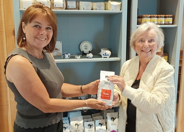 Yvette en Els met koffie van de wereldwinkel