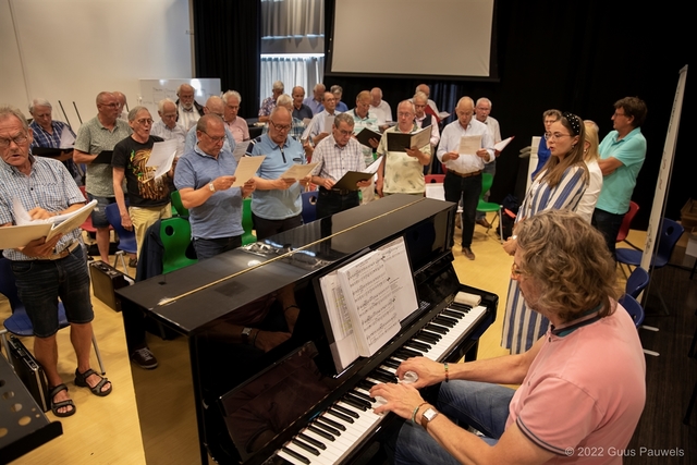 cheque ZMK voor oekraine 2022 010 koor zingt oekraiens volkslied