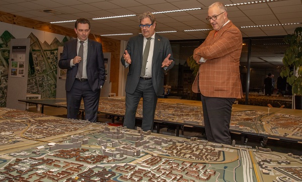 burgemeester Aboutaleb bij de stadsmaquette van Zoetermeer