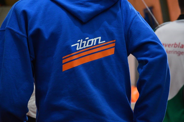Hoodie met daarop het logo van Ilion atletiek