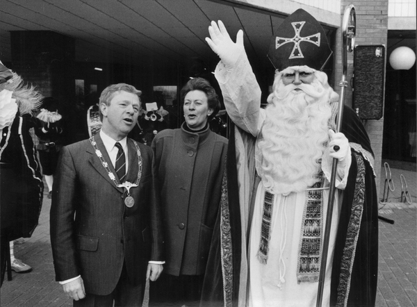 Burgemeester van Leeuwen en sinterklaas