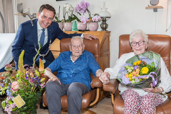 Burgemeester Bezuijen feliciteert 75 jarig bruidspaar Morauw 006