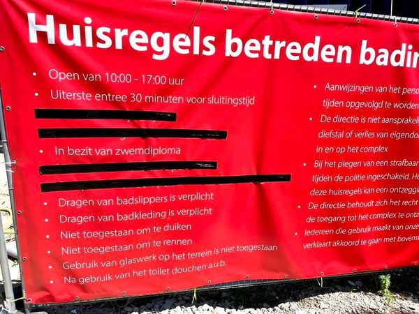 Zwemregels doorgestreept openlucht zwembad