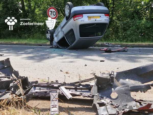 ongeval auto op de kop 2