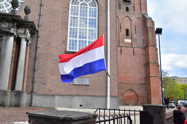 vlag halfstok oude kerk 2021
