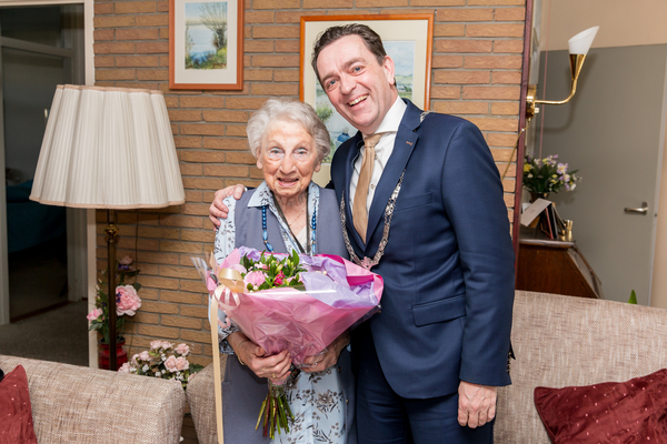 100 jarige mevrouw Nieuwehuis Patricia Munster