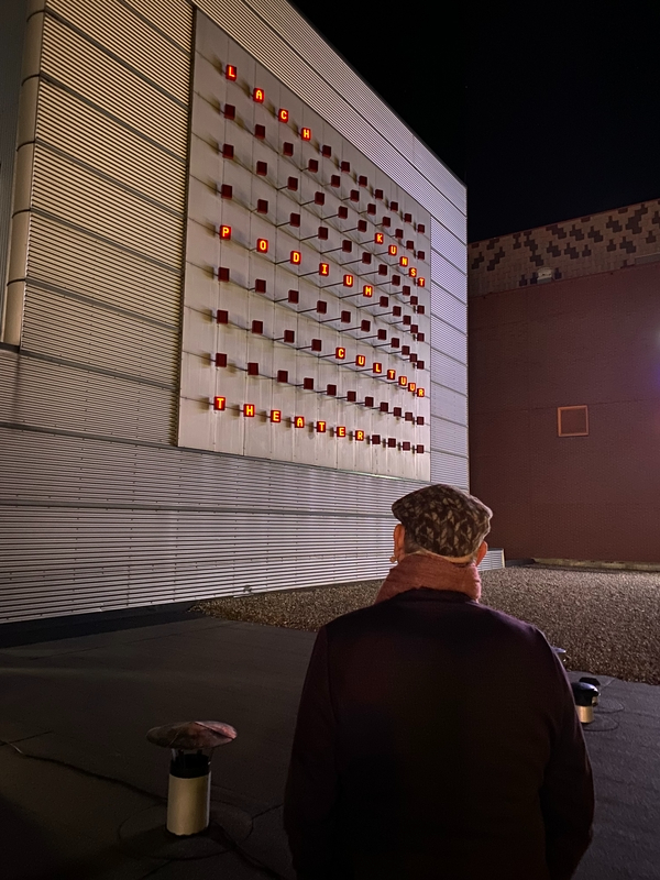 Kunstenaar Jeffrey Shaw bekijkt Intercommunication