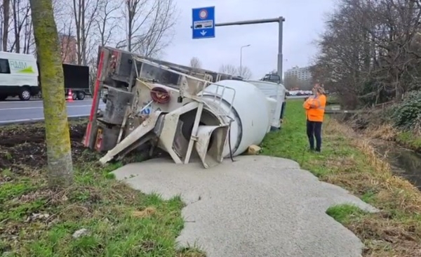 gekantelde cementwagen