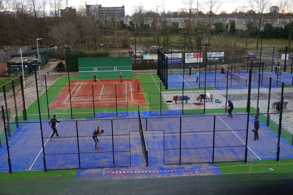 Padelbaan met mensen2