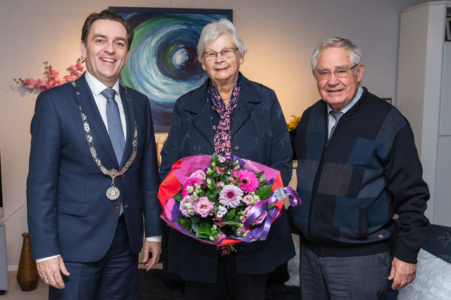 Burgemeester Bezuijen feliciteert 60 jarig bruidspaar Van der Knaap 3