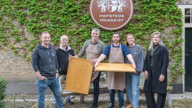 De makers van de Piezo Ambachtenwerkplaats en de koks van Hofstede Meerzigt met de zelfgemaakte dienbladen fotograaf Jeroen Stahlecker 915x518