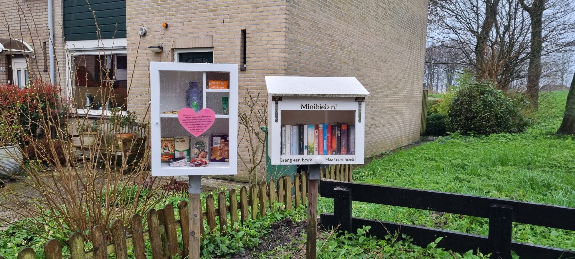 Het door vrijwilligers van de houtwerkplaats van de Piëzo Ambachtenwerkplaats gemaakte buurtkastje aan de Obrechtrode foto gemaakt door een buurtbewoner