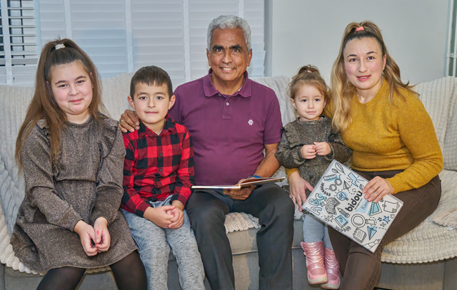 Vrijwilliger Ron Caster met zijn voorleesgezin familie Bodnaraschek fotograaf Leon Koppenol