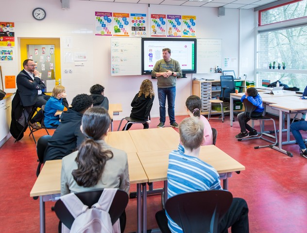 Wethouder Bouke Velzen Week van het geld Regenboogschool Zoetermeer 09 geknipt