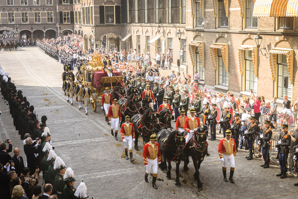 gouden koets verlaat het binnenhof