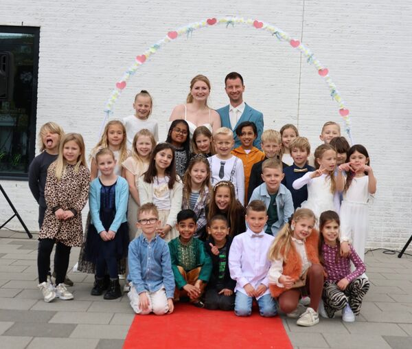 schoolkinderen basisschool Het Noorderlicht samen met juf Eline en haar vriend Mark