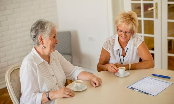 Twee vrouwen aan tafel