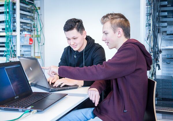 foto studenten ICT aan het werk