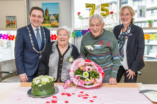 Burgemeester Bezuijen feliciteert 75 jarig bruidspaar Van der Kroft 8